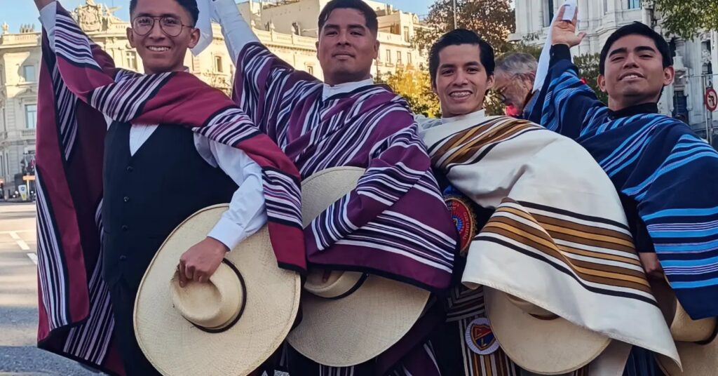 Mario, con tres compañeros de baile. Facebook