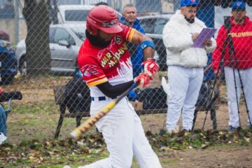 Ronny Cabeza jugando a beisbol