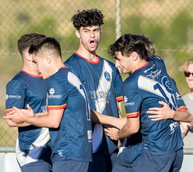Varios jugadores del Club Argentino de Fútbol celebran un gol en el Centro Deportivo La Garena | Foto cedida por Club Argentino